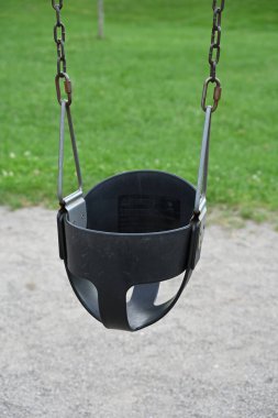 Zincirlenmiş salıncaklar