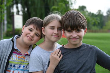 Çimenlerin üzerinde oturan çocuk