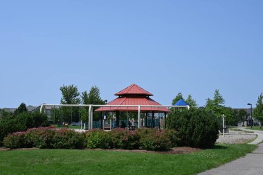 parktaki ve manzaradaki çardak,