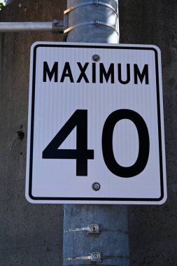 Yolda ve parkta yol tabelası var.