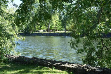 Gölün yanındaki parkta bir bank.