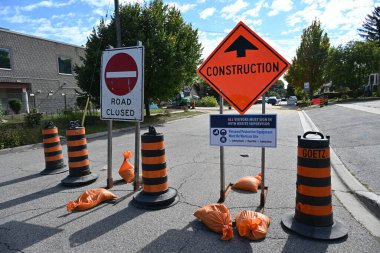 Yolda ve parkta yol tabelası var.