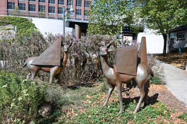 Şehir merkezindeki parkta bir geyik heykeli