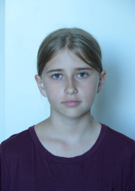 Beyaz arka planda sarışın kız,