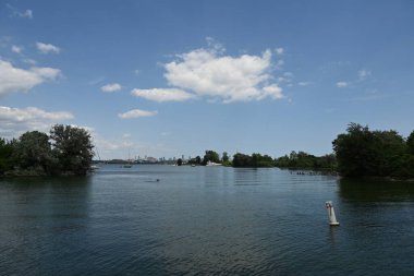 Toronto ve gökdelenler ve göl,