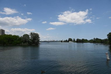 Toronto ve gökdelenler ve göl,