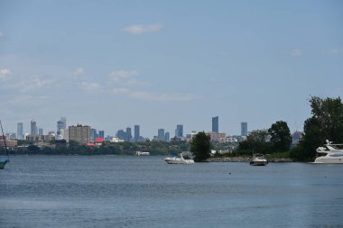 Toronto ve gökdelenler ve göl,