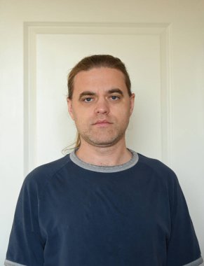 Beyaz arka planda bir adamın portresi