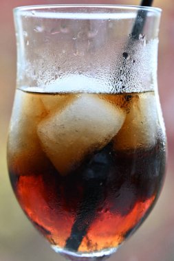 Cam bardakta su ve buz