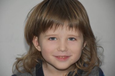 beyaz arkaplanda güzel bir çocuk,