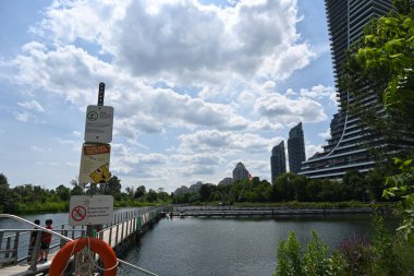 Nehirdeki köprü ve can simidi