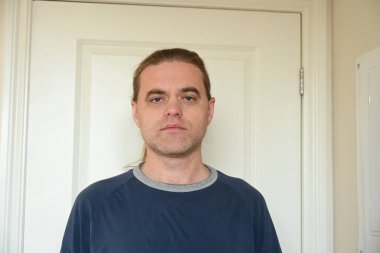 Beyaz arka planda bir adamın portresi