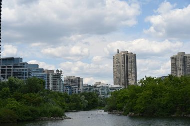 Toronto ve gökdelenler ve göl,