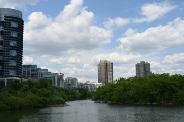 Toronto ve gökdelenler ve göl,