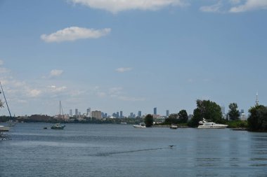 Toronto ve gökdelenler ve göl,