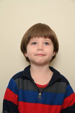 beyaz arkaplanda güzel bir çocuk,