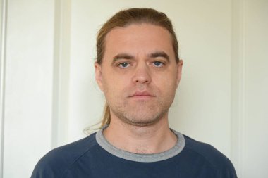 Beyaz arka planda bir adamın portresi