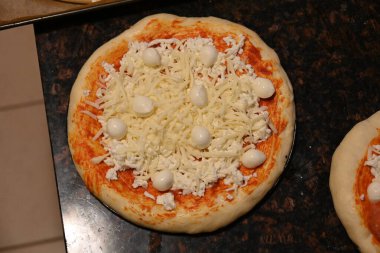 Sosisli çiğ biberli pizza.,