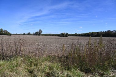 büyük inşaat araçları ve çalışma alanı,