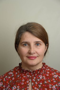 Beyaz arka planda kadın portresi