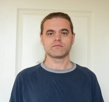 Beyaz arka planda bir adamın portresi