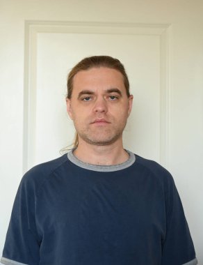 Beyaz arka planda bir adamın portresi