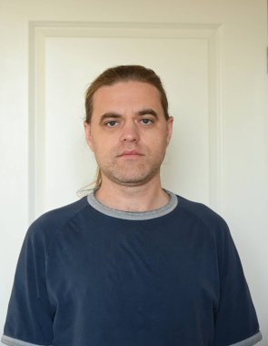 Beyaz arka planda bir adamın portresi