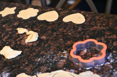 Masada taze hamur, sallanan sandalye ve kurabiyeler,