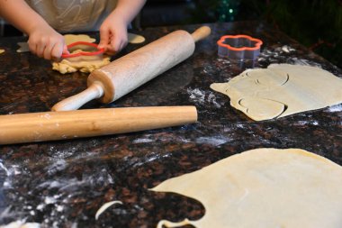 Masada taze hamur, sallanan sandalye ve kurabiyeler,