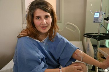 Hastanede elinde serum olan bir kadın.