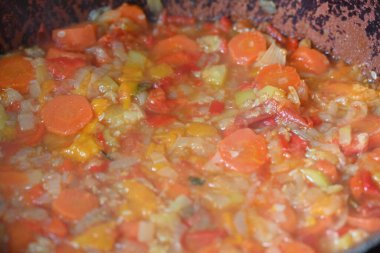 Kızartma tavasında sebze güveci