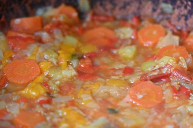 Kızartma tavasında sebze güveci