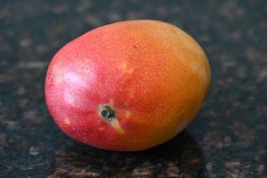 Taze balkabağı dilimlerini kapatın. Sofrada kesilmiş sulu mango.