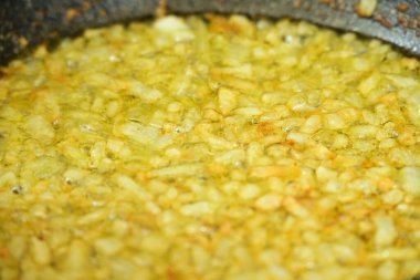 Kızarmış tavada kızarmış soğan.