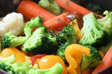 Yakın plan - brokoli ve havuçlu taze sebze salatası manzarası