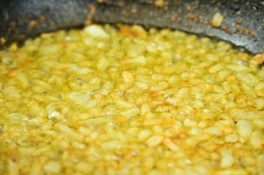 Kızarmış tavada kızarmış soğan.