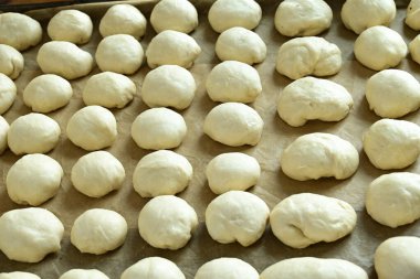 Ahşap bir kasede çiğ ekmek. Bölümde ham hamur.