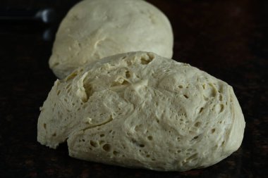 Ahşap bir kasede çiğ ekmek. Bölümde ham hamur.