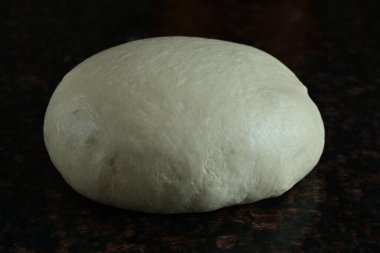 Ahşap bir kasede çiğ ekmek. Bölümde ham hamur.