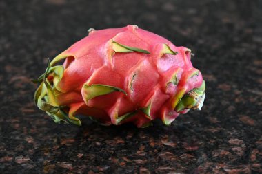 Siyah arka planda ejderha meyvesi, tropikal meyve. ejderha meyvesi.