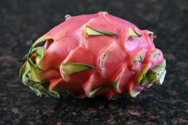 Siyah arka planda ejderha meyvesi, tropikal meyve. ejderha meyvesi.