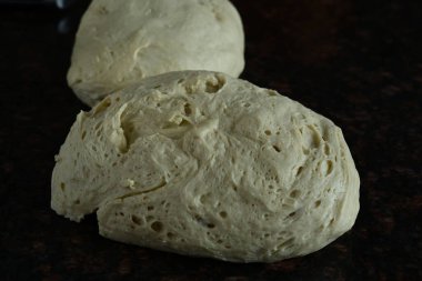 Ahşap bir kasede çiğ ekmek. Bölümde ham hamur.