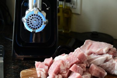 Kıyma makinesi ve masada et