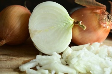 Masada dilimlenmiş beyaz soğan