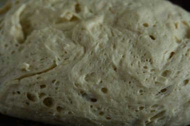 Ahşap bir kasede çiğ ekmek. Bölümde ham hamur.