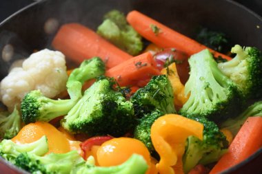 Kızartma tavasında sebze güveci