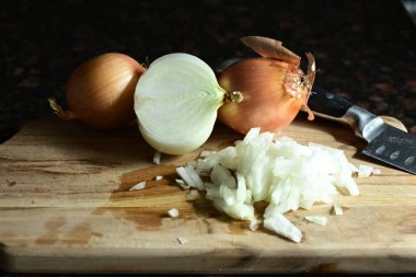 Masada dilimlenmiş beyaz soğan