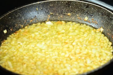 Kızarmış tavada kızarmış soğan.