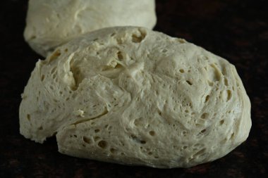 Ahşap bir kasede çiğ ekmek. Bölümde ham hamur.