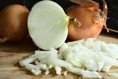 Masada dilimlenmiş beyaz soğan